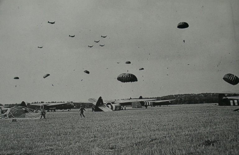 Army At War Arnhem Paratroops And Gliders