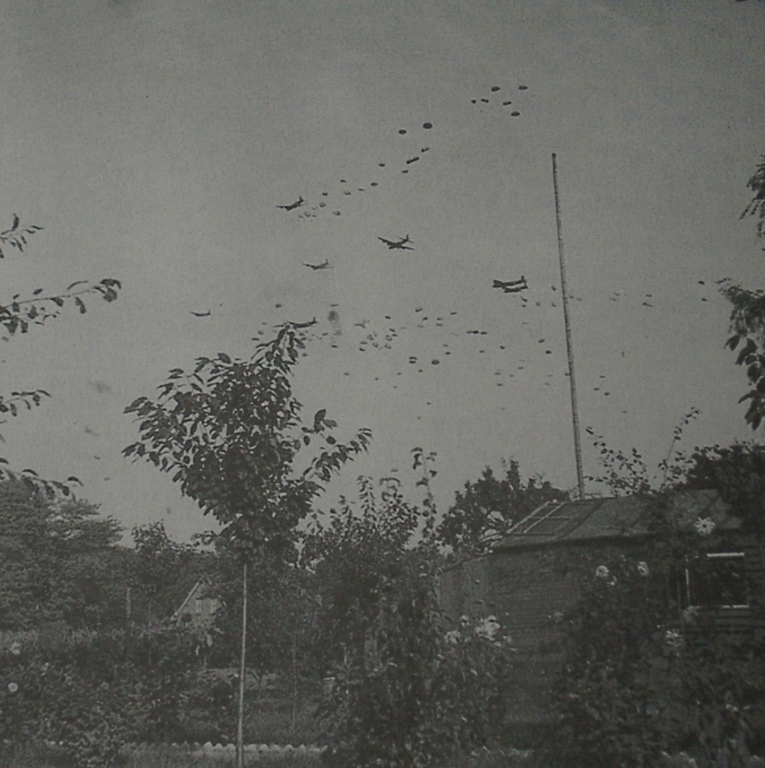 Army At War Arnhem Paratroops Landing Around The Town