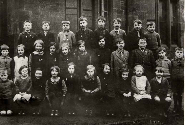 Children Group Of Shabby 1930 To 1960