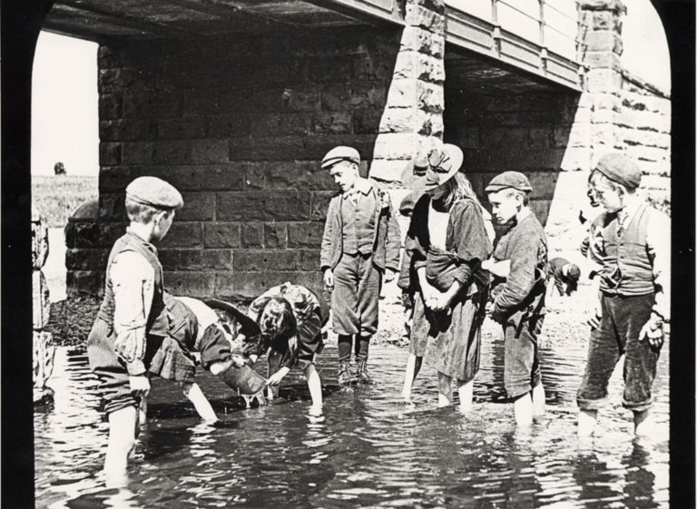 Children Paddling In River 1904 To 1906