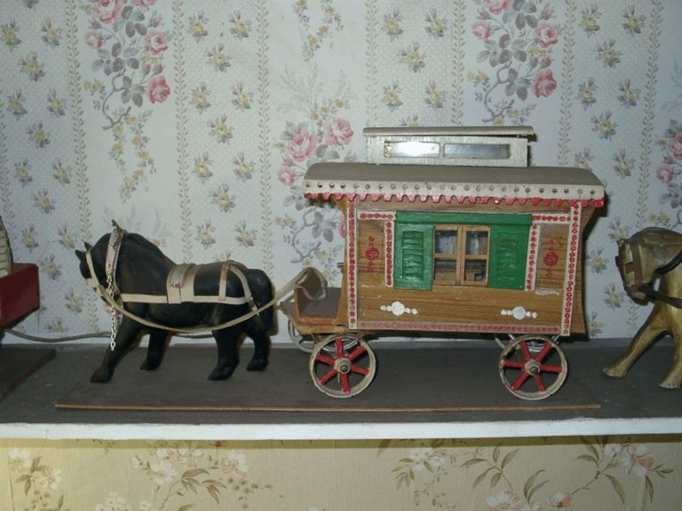 Toy Gypsy Caravan Box Flash